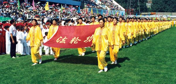 1998年中国沈阳，法轮功学员在亚洲体育节开幕式上列队入场。