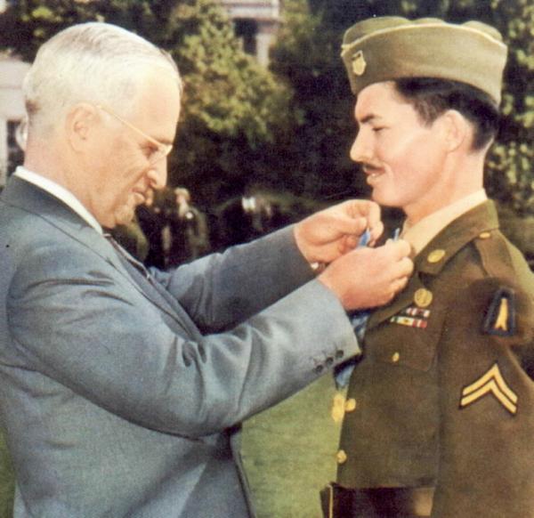 1945年10月12日，时任美国总统杜鲁门授予多斯荣誉勋章。（US Federal Government/Wikipedia/公有领域）