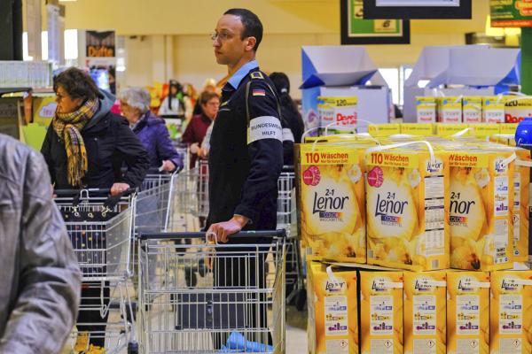 德国一超市内顾客排队结账。（PATRIK STOLLARZ/AFP via Getty Images）