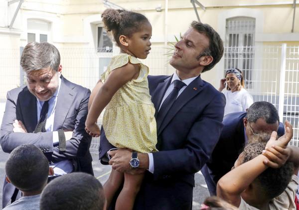 马克龙6月2日走访马赛试点学校Menpenti。（SEBASTIEN NOGIER/POOL/AFP via Getty Images）