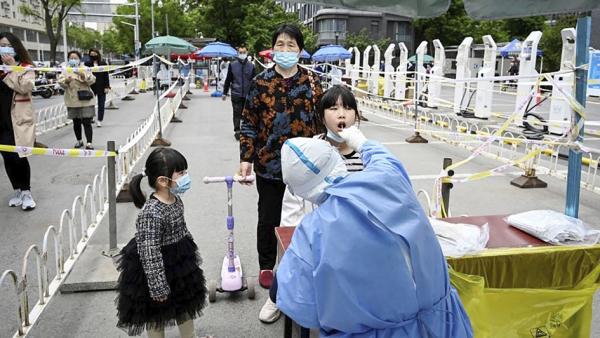 2022年5月11日，北京街道上人们在接受核酸检测。（JADE GAO/AFP via Getty Images）