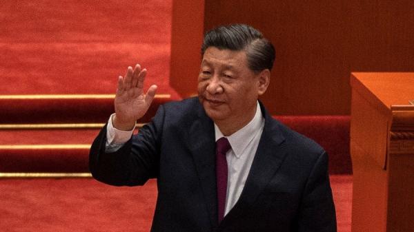 2022年4月8日，中共国家主席习近平在北京大会堂讲话后向台下观众挥手。
