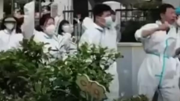 上海市静安区志愿者大白上街游行讨要工资，高喊：“还钱！”“还我血汗钱！”（图片来源：视频截图）