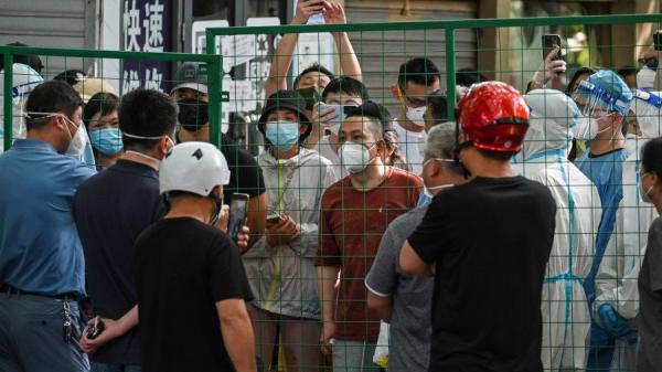 2022年6月6日，愤怒的上海居民在徐汇区一个社区大院里与政府官员对峙。（图片来源：HECTOR RETAMAL/AFP via Getty Images）
