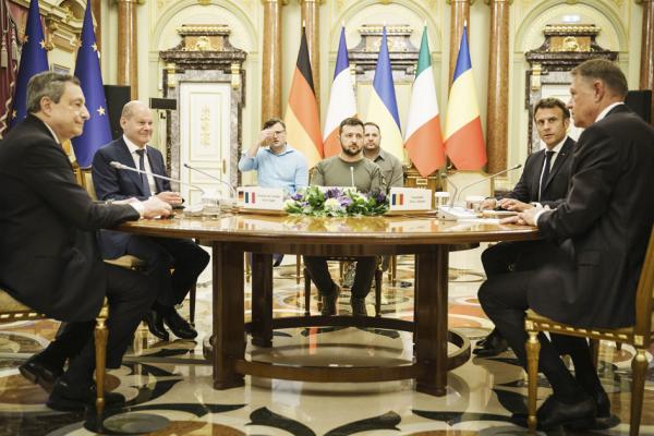 2022年6月16日，法国总统马克龙、德国总理肖尔茨、意大利总理德拉吉、罗马尼亚总统约翰尼斯在乌克兰基辅与泽连斯基举行会谈。(Jesco Denzel/Bundesregierung via Getty Images)