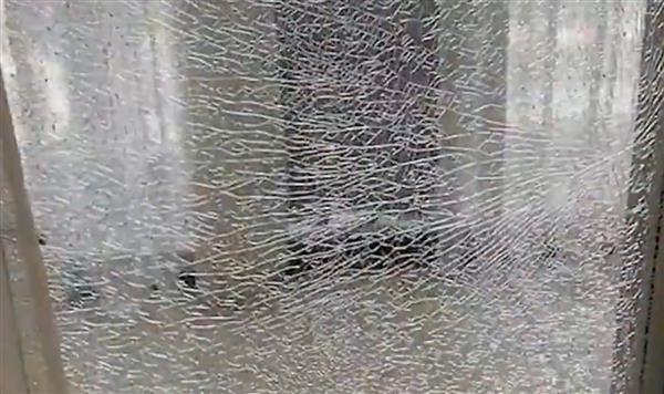 河南网民晒出家中玻璃门热“炸”的视频。(图片来源：微博)