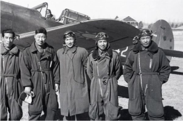 王汉勋（左二）驾驶着满载物资的“昆仑号”从云南沾益机场起飞。