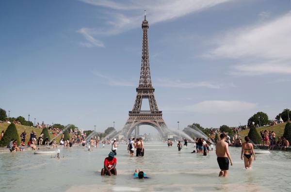 2019年6月28日，在热浪期间，人们在巴黎埃菲尔铁塔前的特罗卡德罗喷泉中消暑。（ZAKARIA ABDELKAFI/AFP via Getty Images）