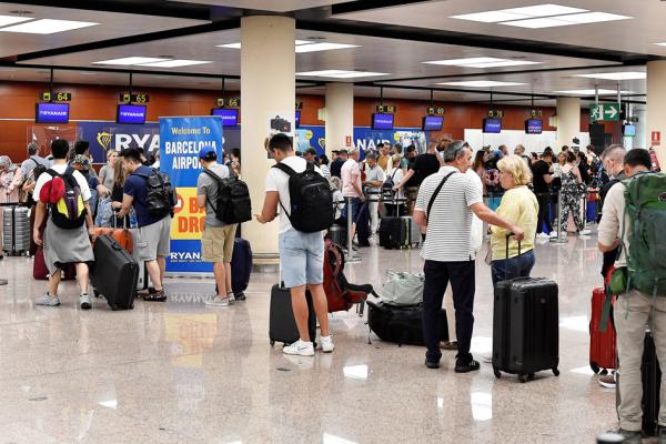 7月1日，乘客在巴塞罗那机场排队。（PAU BARRENA/AFP via Getty Images）