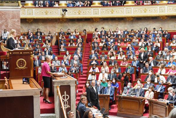 7月6日，法国总理博尔内在国民议会发表演讲，阐述政府接下来的主要工作方向。（Bertrand GUAY/AFP via Getty Images）