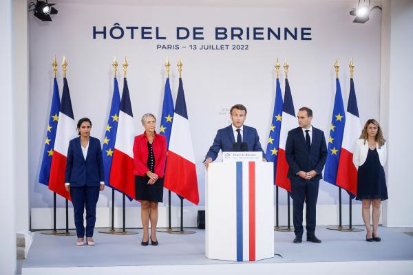 7月13日在法国国庆前一天，法国总统马克龙（Emmanuel Macron）在军方官员前发表讲话。（THOMAS PADILLA/POOL/AFP via Getty Images）