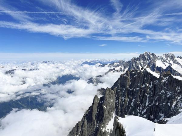 从霞慕尼小镇坐缆车到达海拔3842米的南针峰，可以纵览阿尔卑斯山风光。（摄影：李牧/看中国）