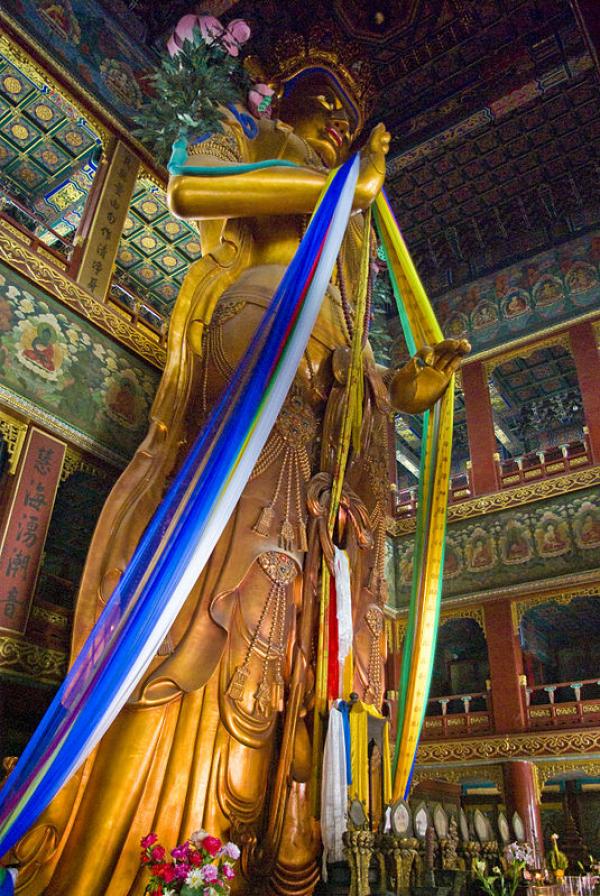 雍和宫内的佛像   （图片来源：维基百科）