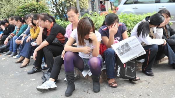 上海、广东、浙江以及江苏等沿海地区公务员陆续遇降薪潮，各地也取消各类自设奖金性补贴。（图片来源：STR/AFP via Getty Images）