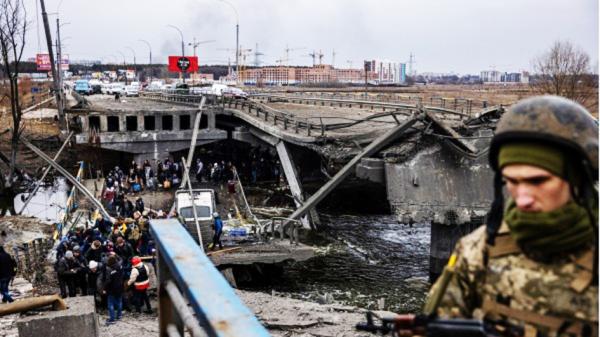 乌克兰平民在疏散的途中。（Dimitar Dilkoff/AFP via Getty Images)