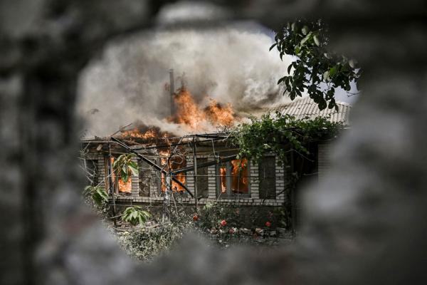 俄军在向乌东顿巴斯地区的利西昌斯克发动轰炸后，一所房子被炮击后发生大火。（ARIS MESSINIS/AFP via Getty Images）