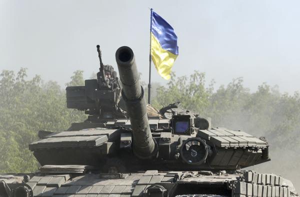 6月21日，乌克兰军队的坦克在乌东地区顿巴斯的一条道路上行进。（ANATOLII STEPANOV/AFP via Getty Images）