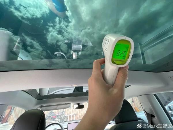 当地网友用温度计测车内温度超过80℃，他形容这个全景天幕“能热到头发被烤焦。”（图片来源：微博）