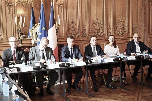 7月21日，科西嘉岛的20余名议员代表来到巴黎与法国内政部长达尔马南（左三）见面，开启为期一年的讨论科西嘉未来的系列会议。（CHRISTOPHE ARCHAMBAULT/AFP via Getty Images）