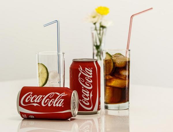 一瓶可乐的含糖量就相当于一个人每天建议摄取量的全部。（图片来源：Pixabay）
