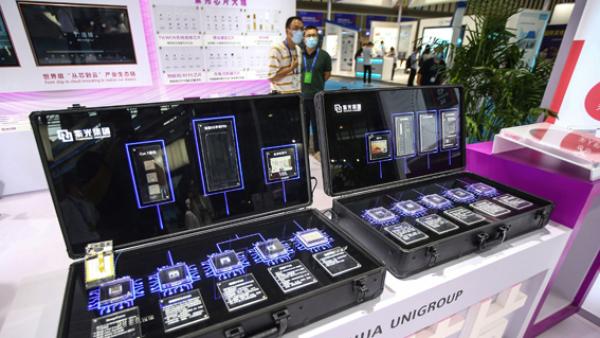 2020年8月26日，中国江苏省南京举办2020年世界半导体大会，清华紫光展示自己的芯片。（STR/AFP via Getty Images）