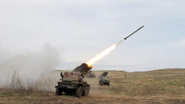 图为乌军多管火箭发射器BM-21炮台系统在向俄阵地发动炮击。（ANATOLII STEPANOV/AFP/Getty Images）