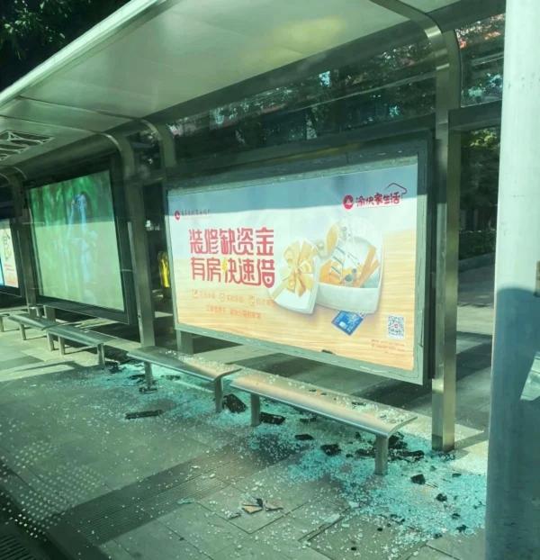 重庆一公交车站的玻璃直接被“热炸”。