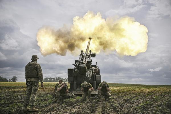 乌克兰军人凭借西方国家的火炮和军事设备支援，在南部赫尔松地区展开了反攻。（ARIS MESSINIS/AFP via Getty Images）