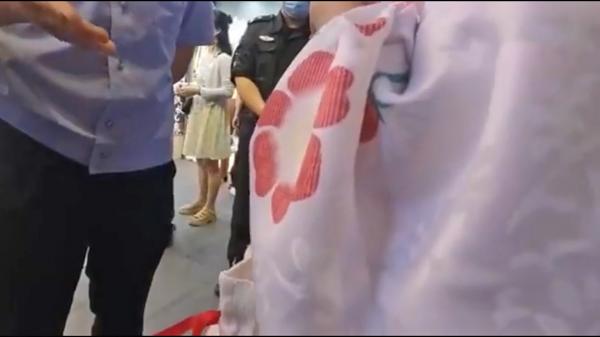 8月10日，江苏一女子穿和服拍照，遭警察盘查并被带走。（视频截图）