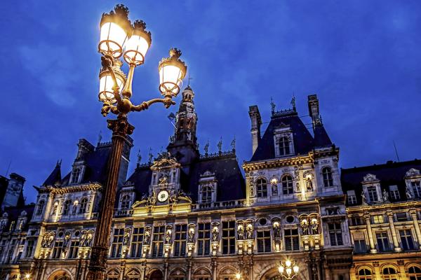 巴黎市推出节能计划，其中包括从9月23日起提前关闭市政公共建筑的装饰性照明。图为巴黎市政府。（123RF）