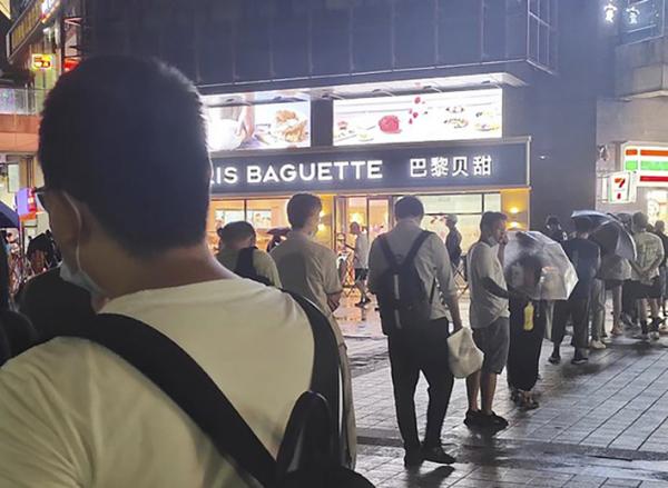巴黎贝甜被罚后，上海市民排长队购买该店的面包。