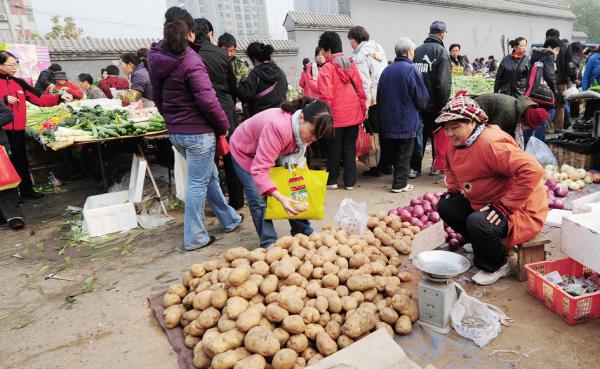 中国的一个蔬果市场（资料图片）（FREDERIC J. BROWN/AFP via Getty Images）