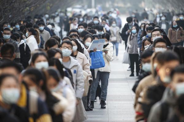 2021年11月28日，考生走向考场，参加武汉2021年国家公务员考试（STR/AFP via Getty Images)）