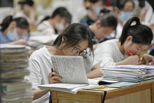 江苏省一所中学学生在参加考试。（STR/AFP via Getty Imagess）