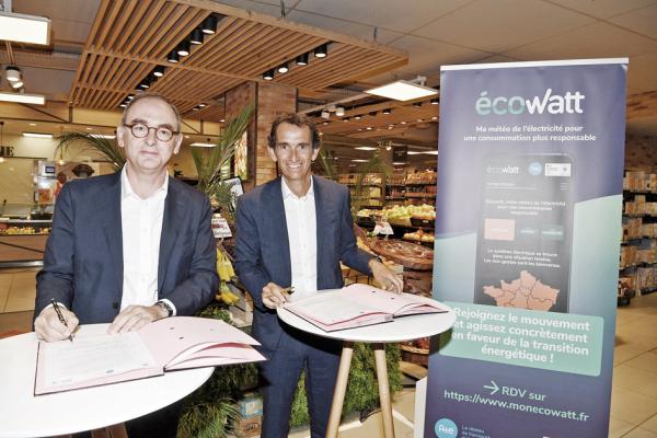 法国输电系统运营商（RTE）主席Xavier Piechaczyk（左）和法国零售商家乐福的首席执行官邦帕尔（Alexandre Bompard）（右）于2022年7月18日在巴黎签署了RTEs Ecowatt和家乐福之间的伙伴关系，以减少家乐福商店的电力消耗。（Eric PIERMONT/AFP via Getty Images）