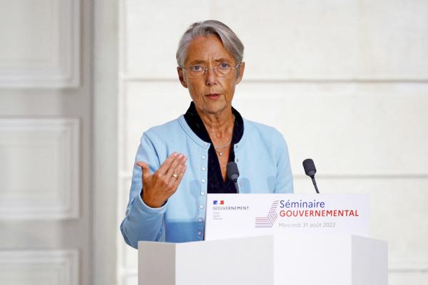 2022年8月31日，法国总理博尔内在巴黎爱丽舍宫举行的每周内阁会议和政府研讨会后发表讲话。（SARAH MEYSSONNIER/POOL/AFP via Getty Images）