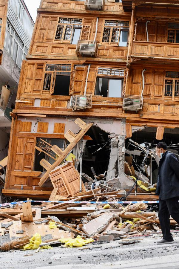 2022年9月6日，一位居民走过因地震倒塌的建筑物。（CNS/AFP via Getty Images）