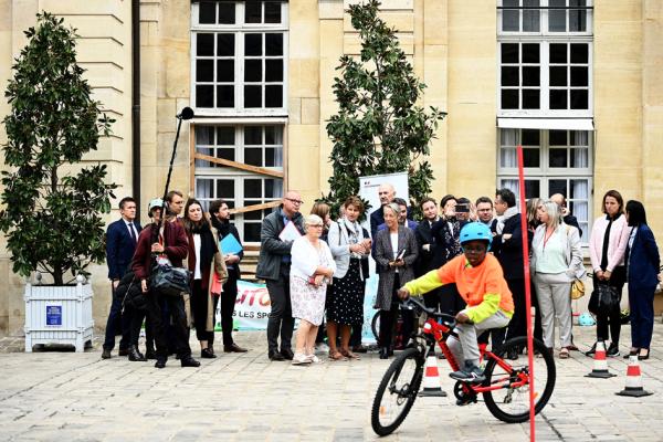 9月20日，法国总理博尔内（前排中）在总理府中宣布将对自行车计划进行新的投资时和与会者观看儿童骑自行车。 （CHRISTOPHE ARCHAMBAULT/AFP via Getty Images）