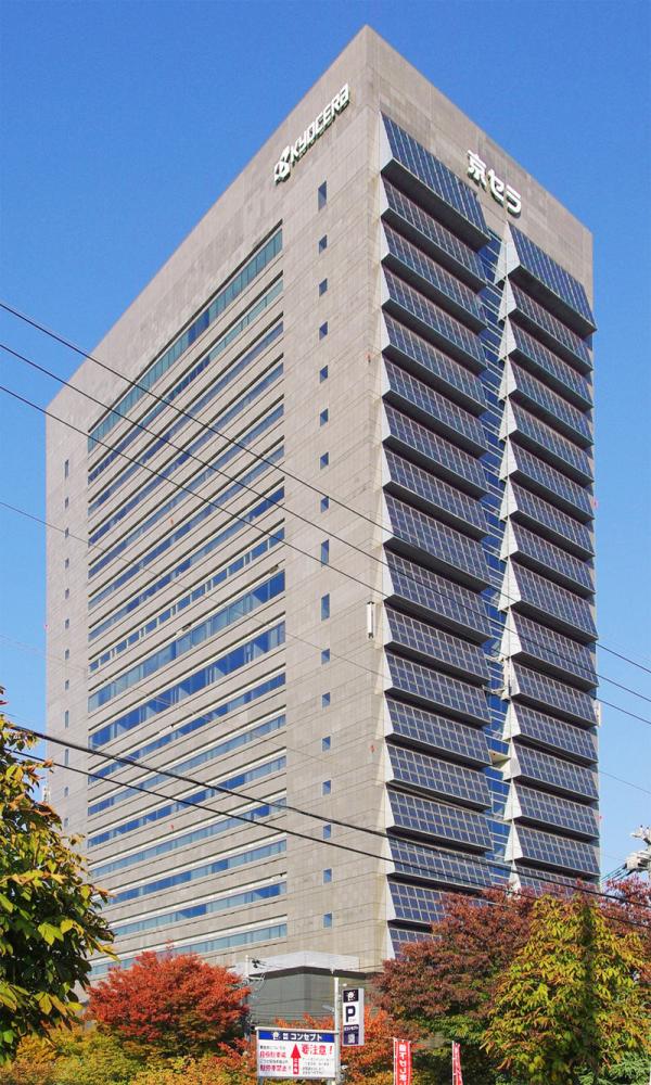 京瓷总部大楼。京瓷是源于日本的跨国科技公司，由稻盛和夫创立于1959年，总部位于日本京都市伏见区。其以精密制陶起家，目前以生产电子制品为事业主力。（J o/Wikipedia/CC BY-SA 3.0）