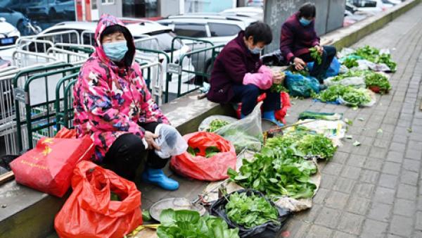 中国百姓在摆地摊。（NOEL CELIS/AFP via Getty Images）