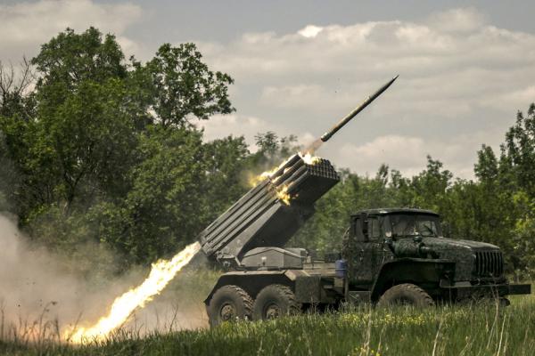 图为乌军正在用国产地对地多管火箭炮系统（MLRS）向俄罗斯阵地开火。（ARIS MESSINIS/AFP via Getty Images）