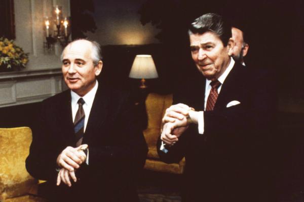 在一次会面中，时任苏共总书记戈尔巴乔夫（左）和时任美国总统里根（右）一起看手表时间。（MPI/Getty Images） 
