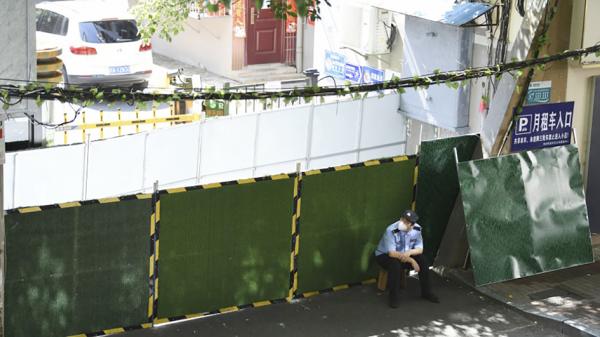 中国一居民区中挡起围板对疫情进行封控。（STR/AFP via Getty Images）