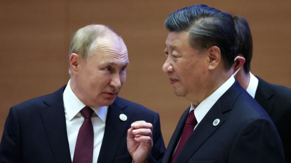 9月16日，俄罗斯总统普京与习近平在上合峰会上交谈。（图片来源：SERGEI BOBYLYOV/SPUTNIK/AFP via Getty Images）