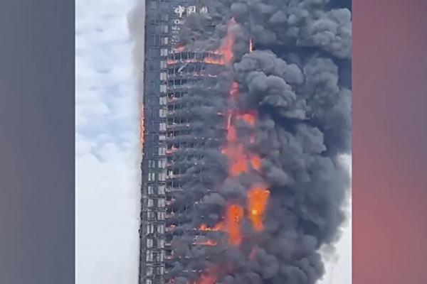 长沙电信大楼9月16日下午发生大火。（视频截图）