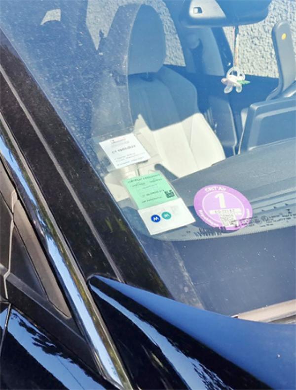 从明年起将取消纸质的汽车保险“绿色标签”。（摄影：彭晓莹/看中国）