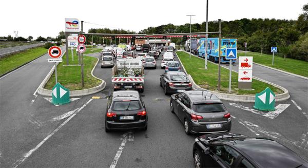 10月5日，受炼油厂罢工影响，司机们在法国北部城市Genech的Total Energies加油站排长队等候。（SAMEER AL-DOUMY/AFP via Getty Images）