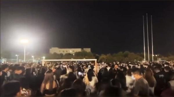 9月28日晚，河南郑州大学的大学生聚集抗议封校。