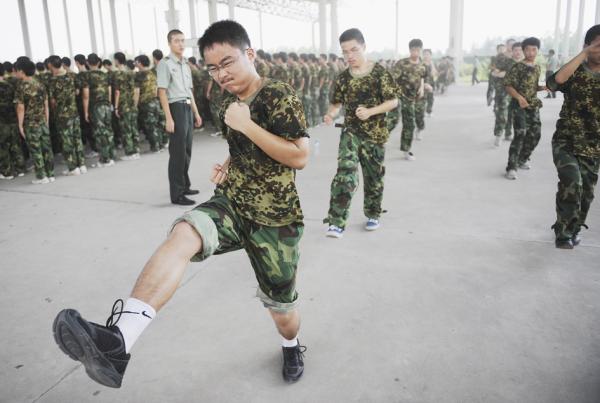 在安徽合肥某军事基地，大学生正在接受为期一周的军训。(STR/AFP via Getty Images)