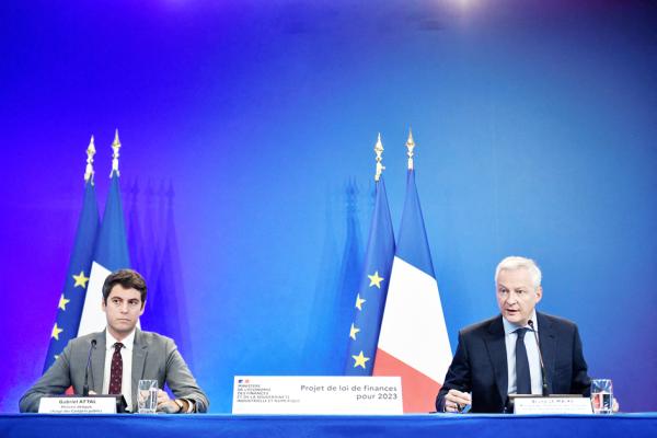 2022年9月26日，法国经济部长勒梅尔（Bruno Le Maire）（右）和法国经济部负责公共账目的部长及代表阿塔尔（Gabriel Attal）（左）举行新闻发布会，介绍2023年财政法案。（STEPHANE DE SAKUTIN/AFP via Getty Images）
